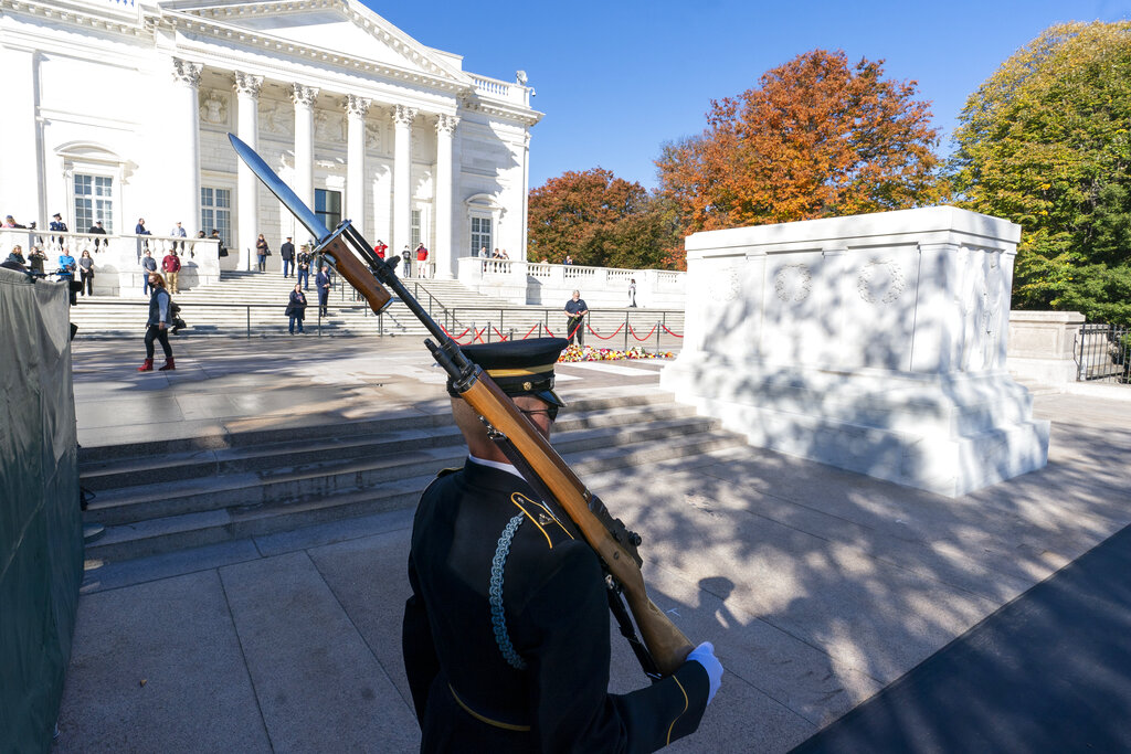 Tomb of the Unknown Soldier has first all-female guard change in history :  NPR