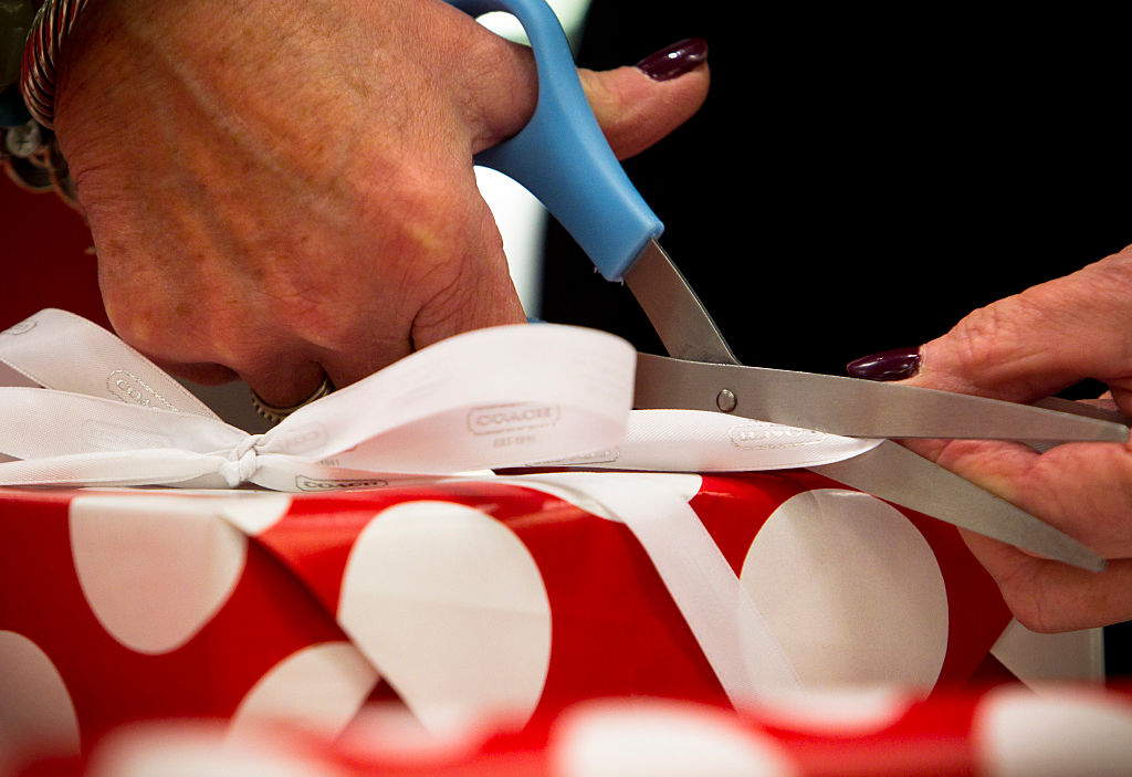 how-do-you-wrap-a-gift-some-tips-to-make-your-present-look-great