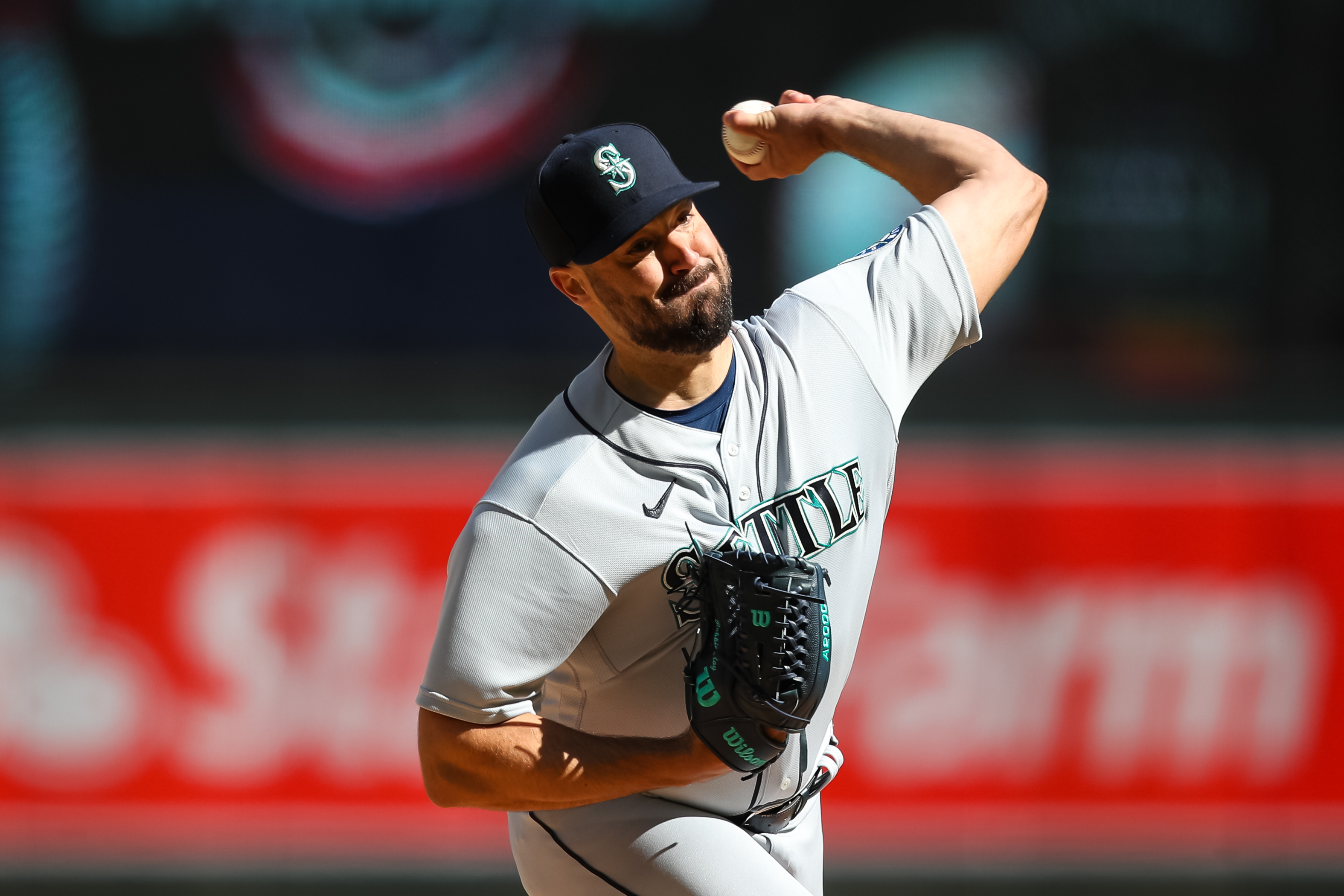 Cy Young winner Ray sharp in Mariners debut, tops Twins 2-1