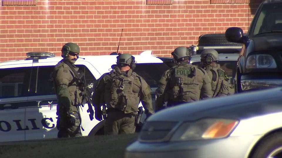 Suspect in hostage standoff escapes police – 102.3 KRMG