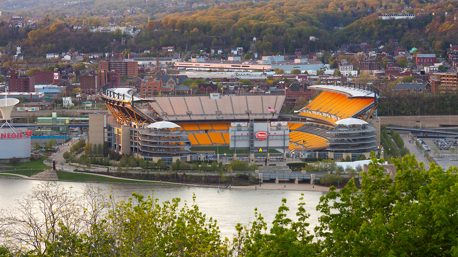 Spectator at Steelers game in Pittsburgh dies after fall from escalator -  The Boston Globe