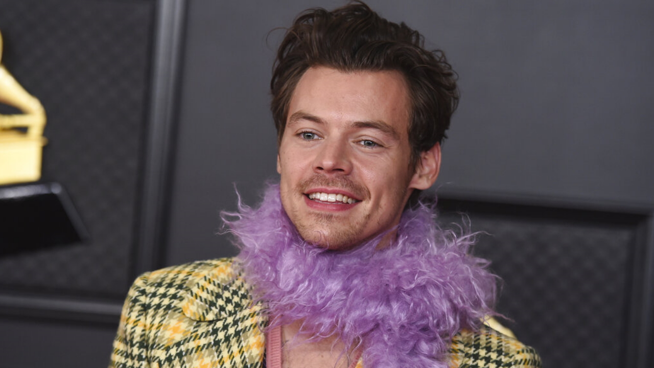 5 men elevating pearls to gender neutral status: Harry Styles