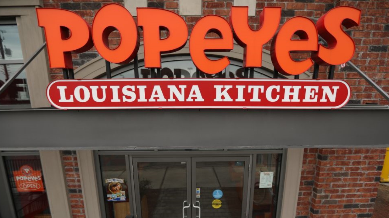 Popeyes customer in Va. smashes door over wait for chicken sandwich