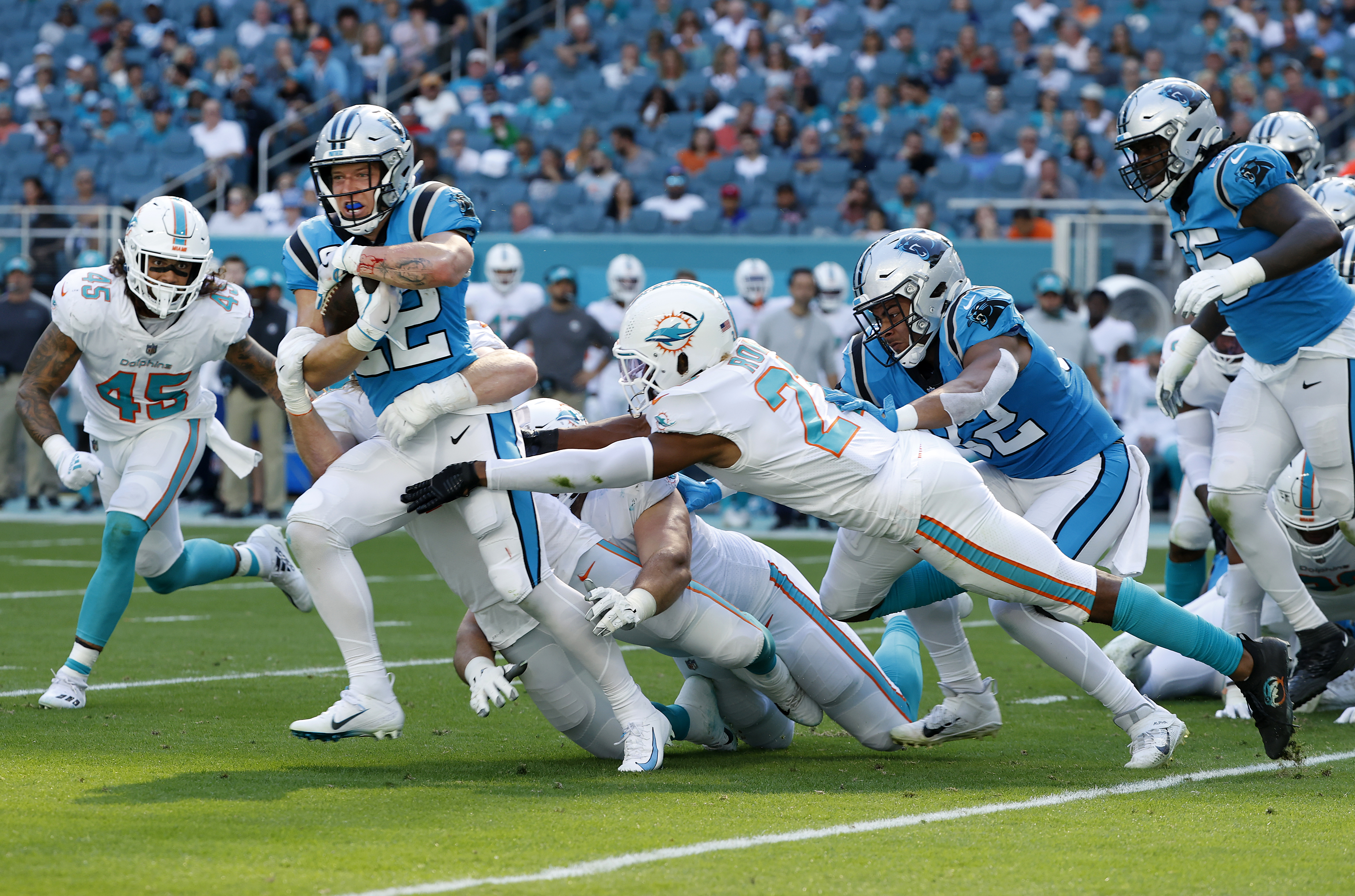 Miami Dolphins win 4th straight game, roll past Carolina Panthers 33-10