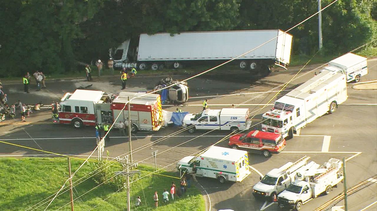 Driver Passenger Killed In Crash Involving Tractor Trailer In Statesville Police Say Wsoc Tv 5082