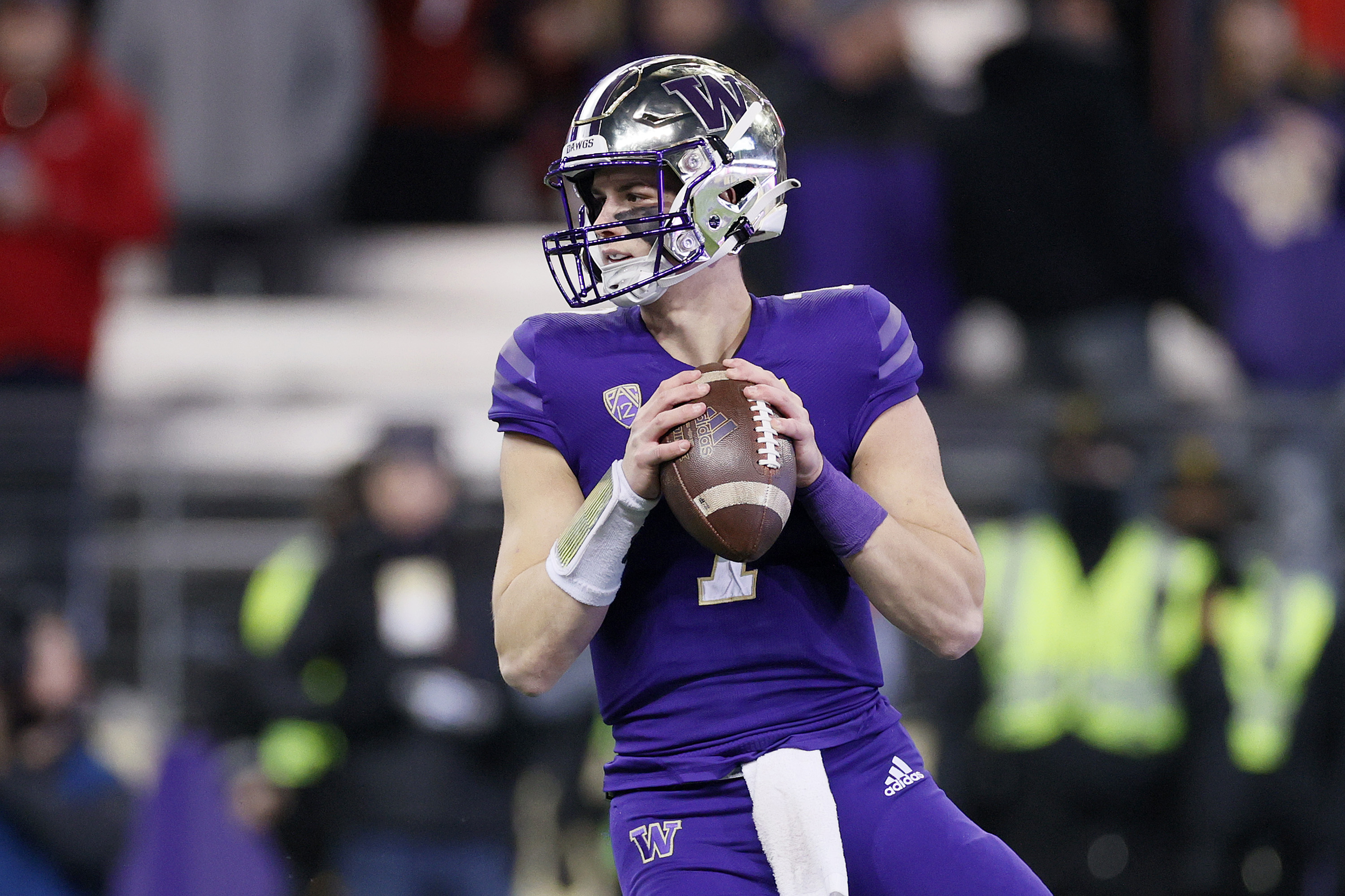 Washington QB Dylan Morris during a college football game between the  News Photo - Getty Images