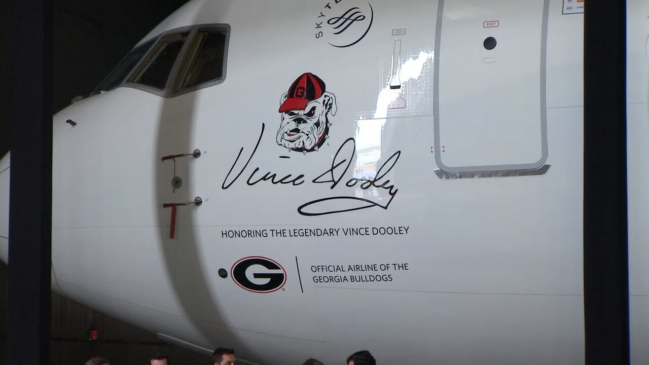 Delta dedicates plane that will fly Dawgs to LA in memory of legendary coach  Vince Dooley – WSB-TV Channel 2 - Atlanta