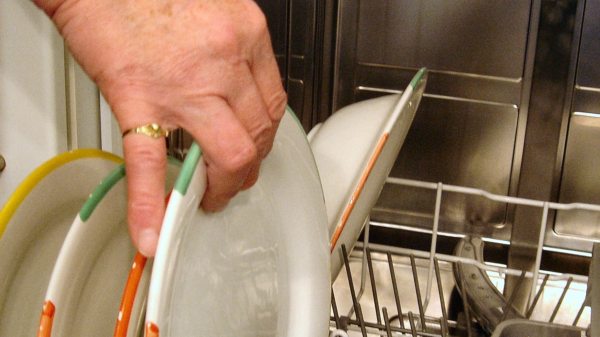 Начала мыть посуду