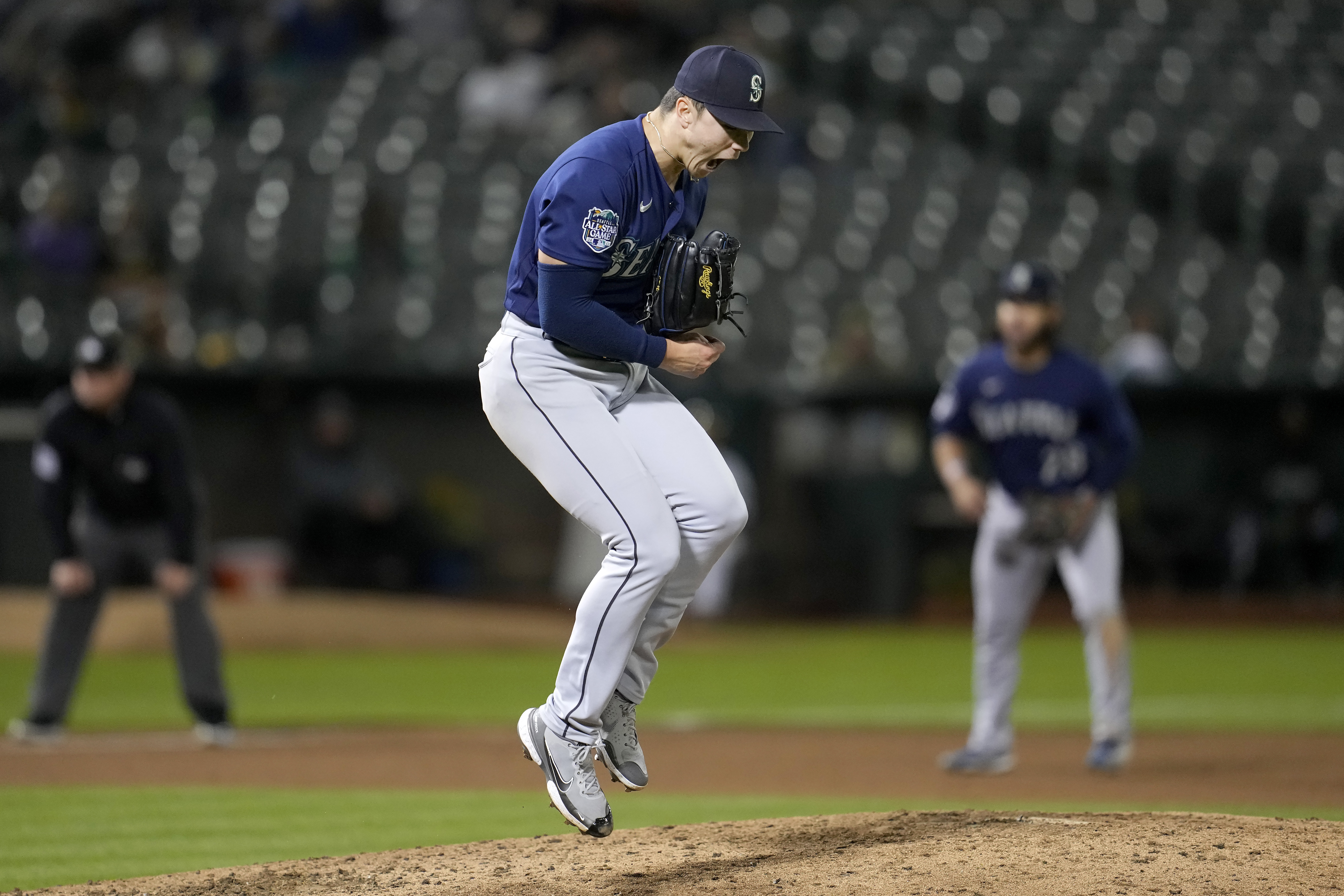 Woo wins homecoming as Mariners blank A's 5-0 to move closer in AL West and  tie for final wild card - The San Diego Union-Tribune