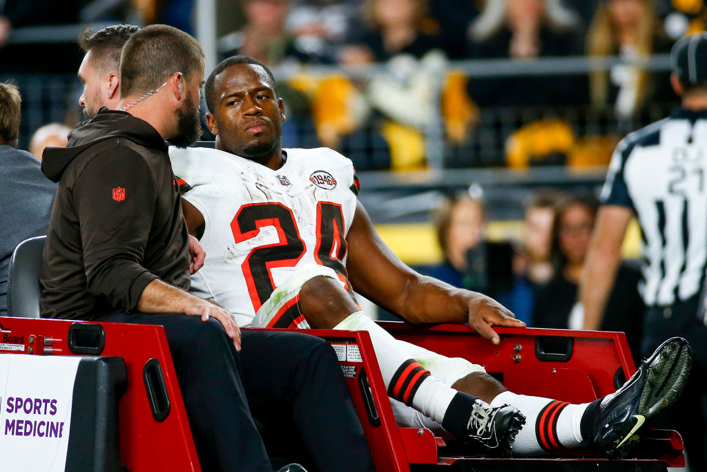 Cleveland Browns RB Nick Chubb carted off field after knee injury against  Steelers - CBS Pittsburgh