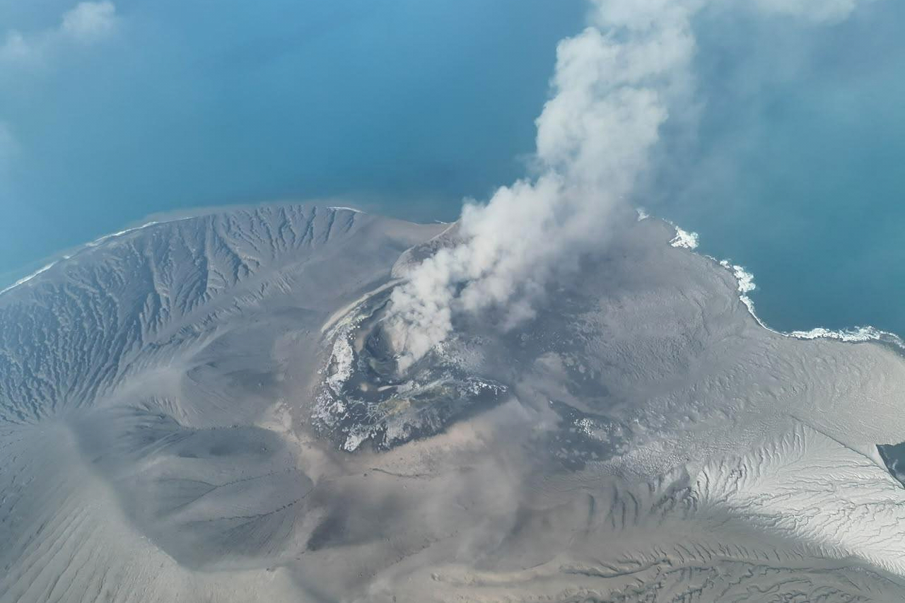 センペルビウム Anak Krakatau Indonesia cancels hundreds of flights as Anak Krakatau volcano