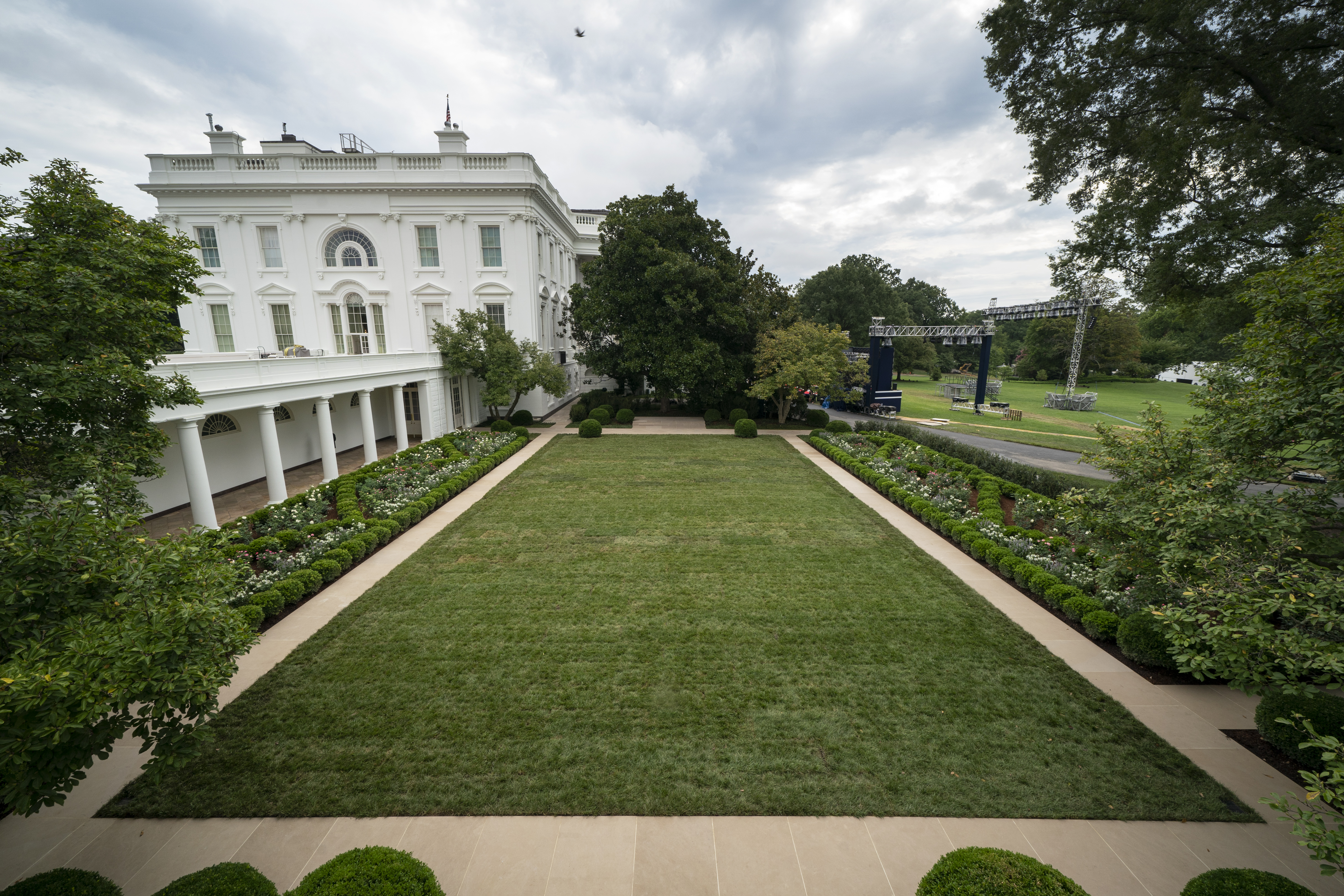 Melania Trump Unveils Newly Renovated White House Rose Garden Fox13 News Memphis