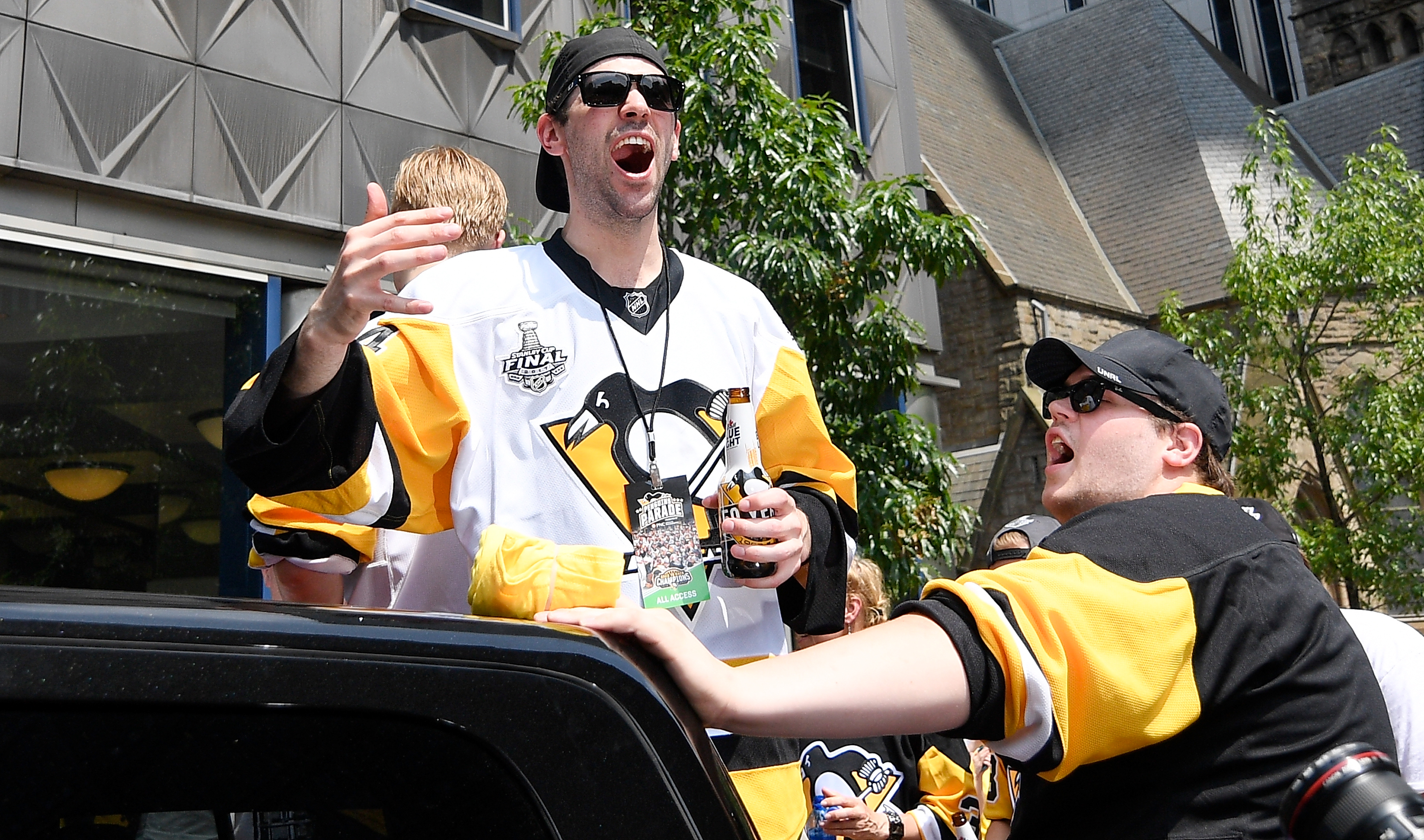 Huge victory parade for Pittsburgh Penguins' second straight