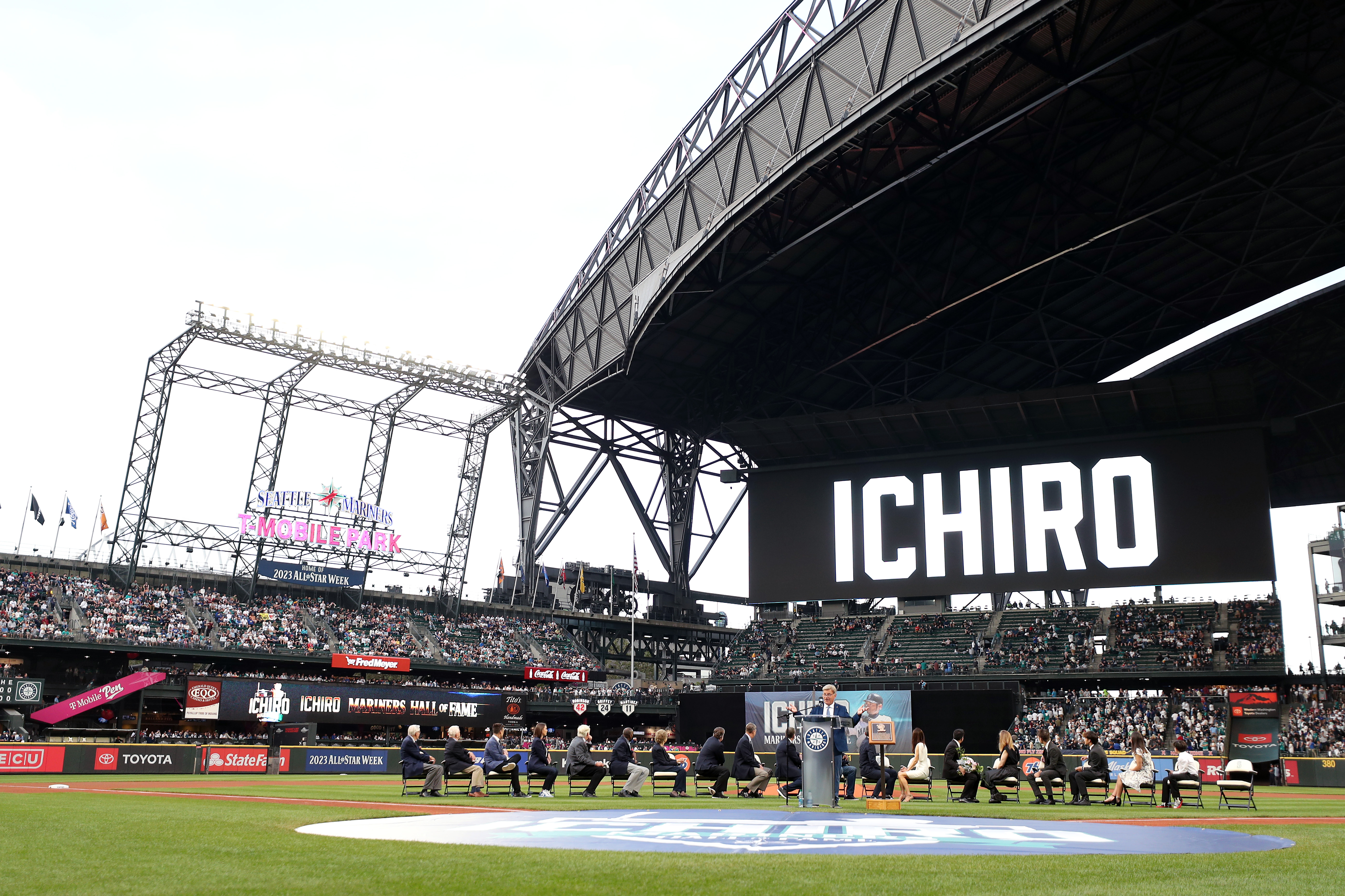 Watch: Ichiro delivers stirring speech after receiving honors from