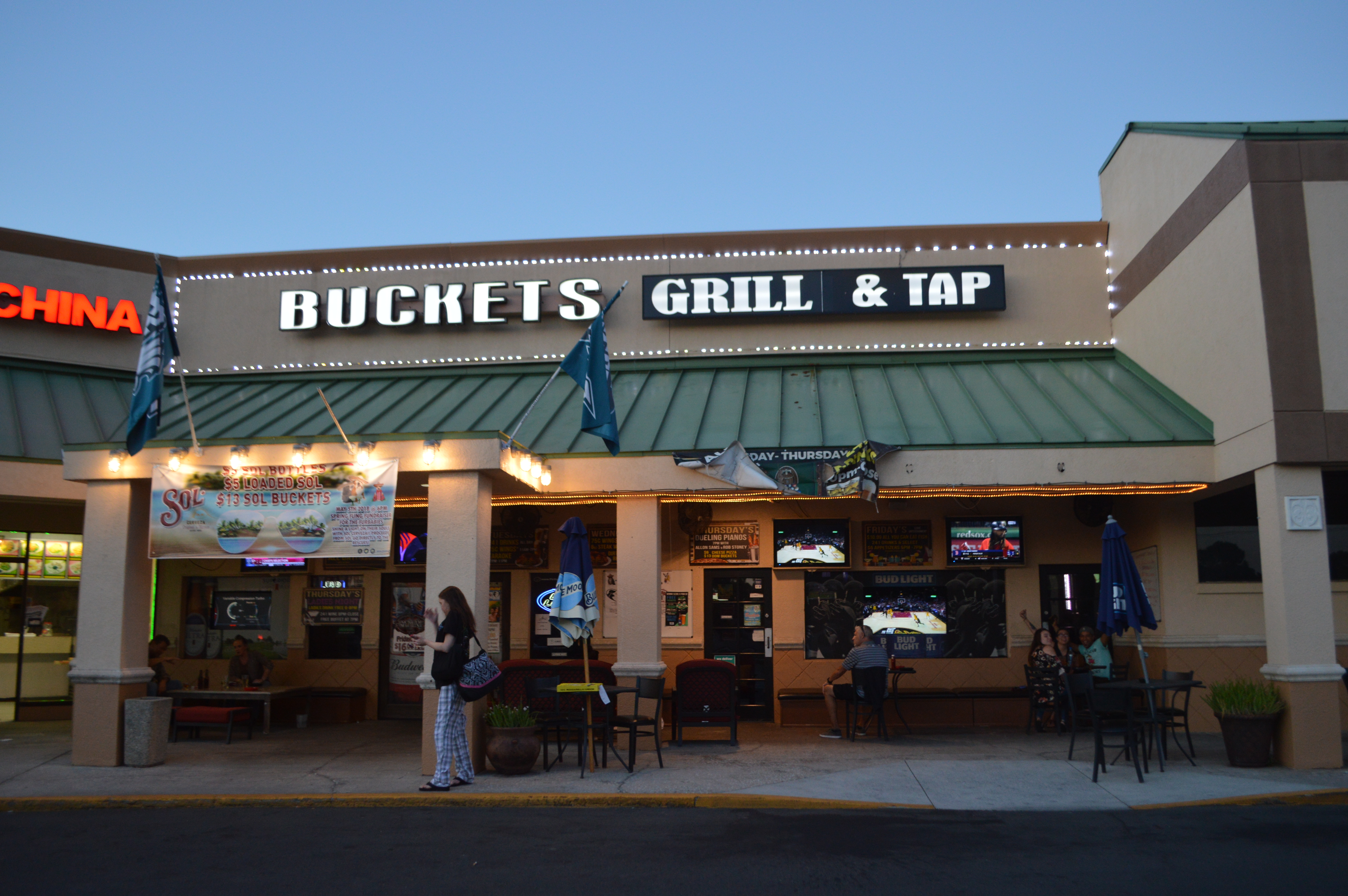 427 Bud Light ticket drop Buckets Tavern & Tap 97X