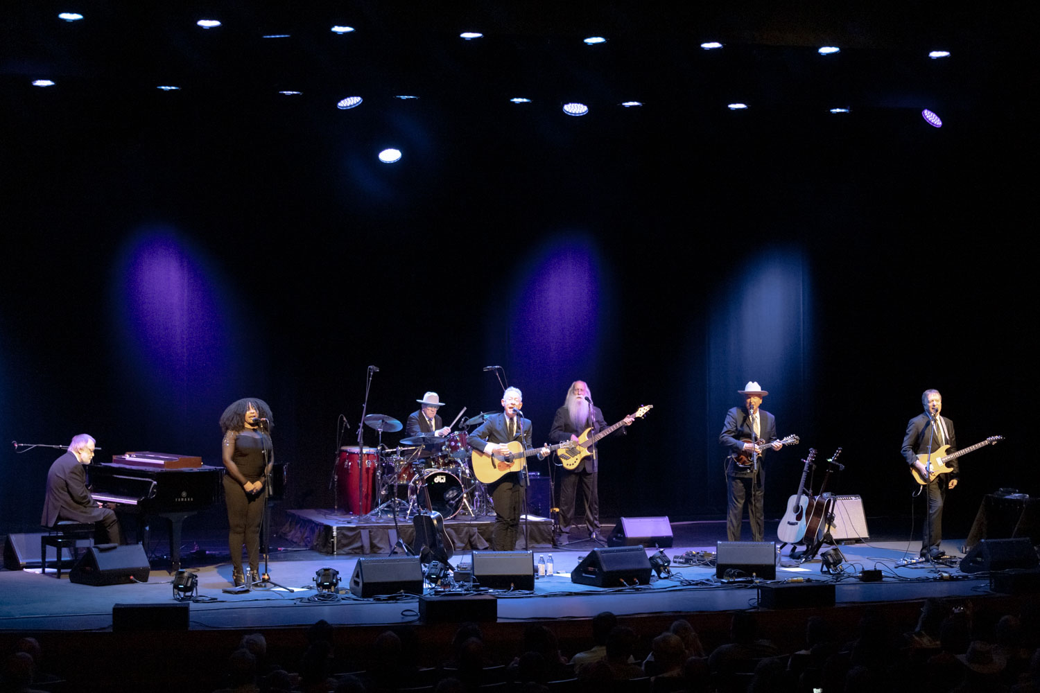 Lyle Lovett performs at the Knight Theater – WSOC TV