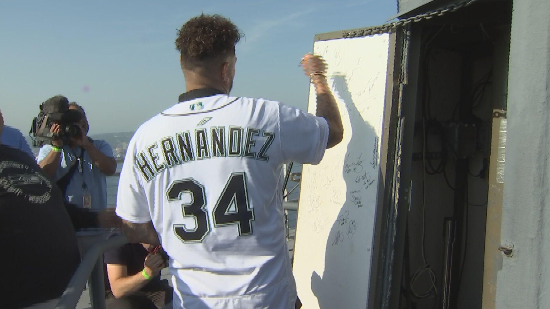 King overlooking his Kingdom: Felix Hernandez raises the All-Star game flag  atop the Space Needle — Circling Seattle Sports