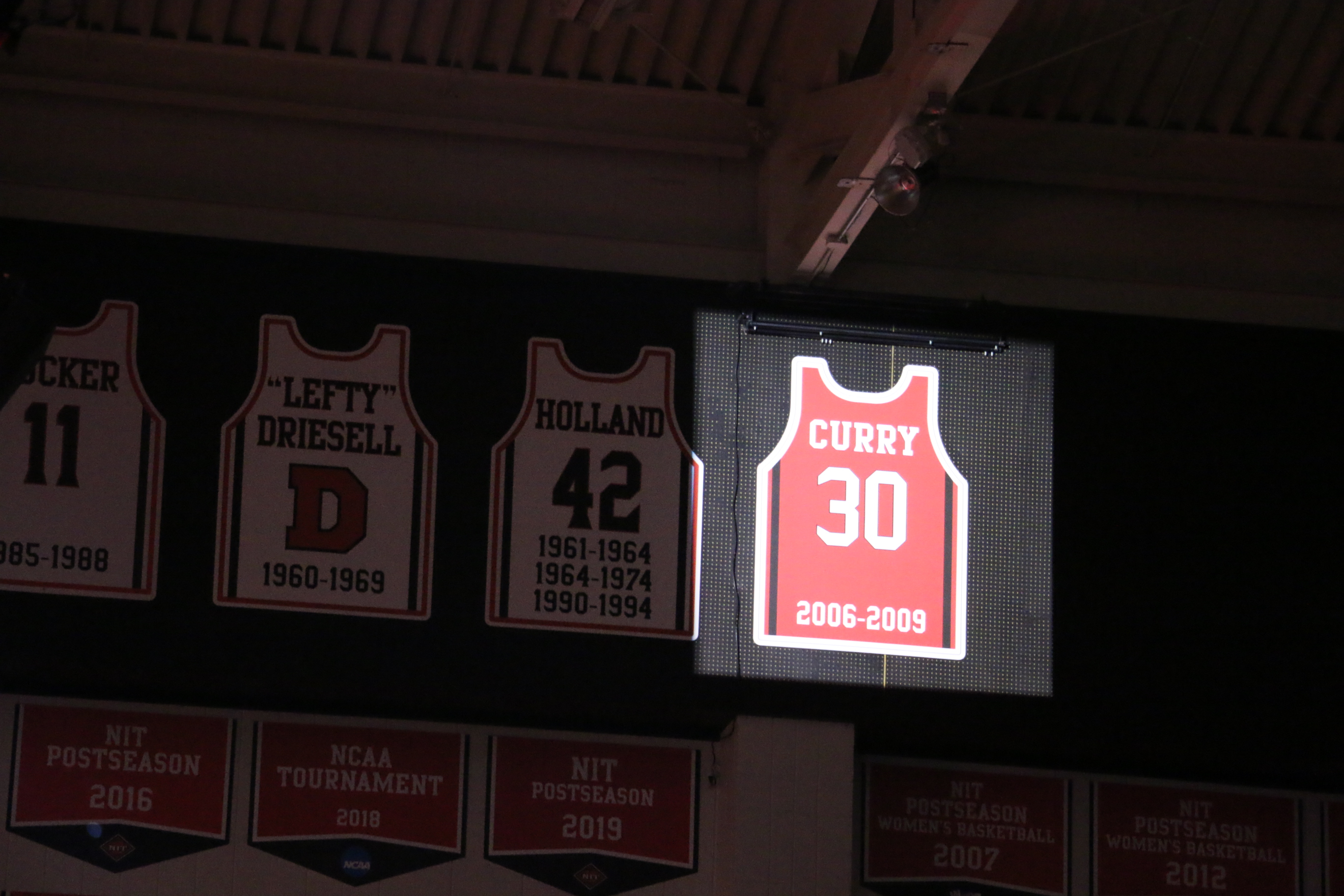 Davidson to retire Stephen Curry's No. 30 jersey in August