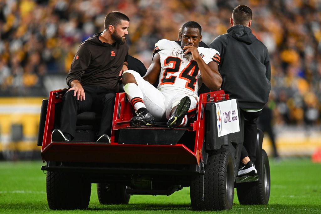 Cleveland Browns RB Nick Chubb carted off field after knee injury against  Steelers - CBS Pittsburgh