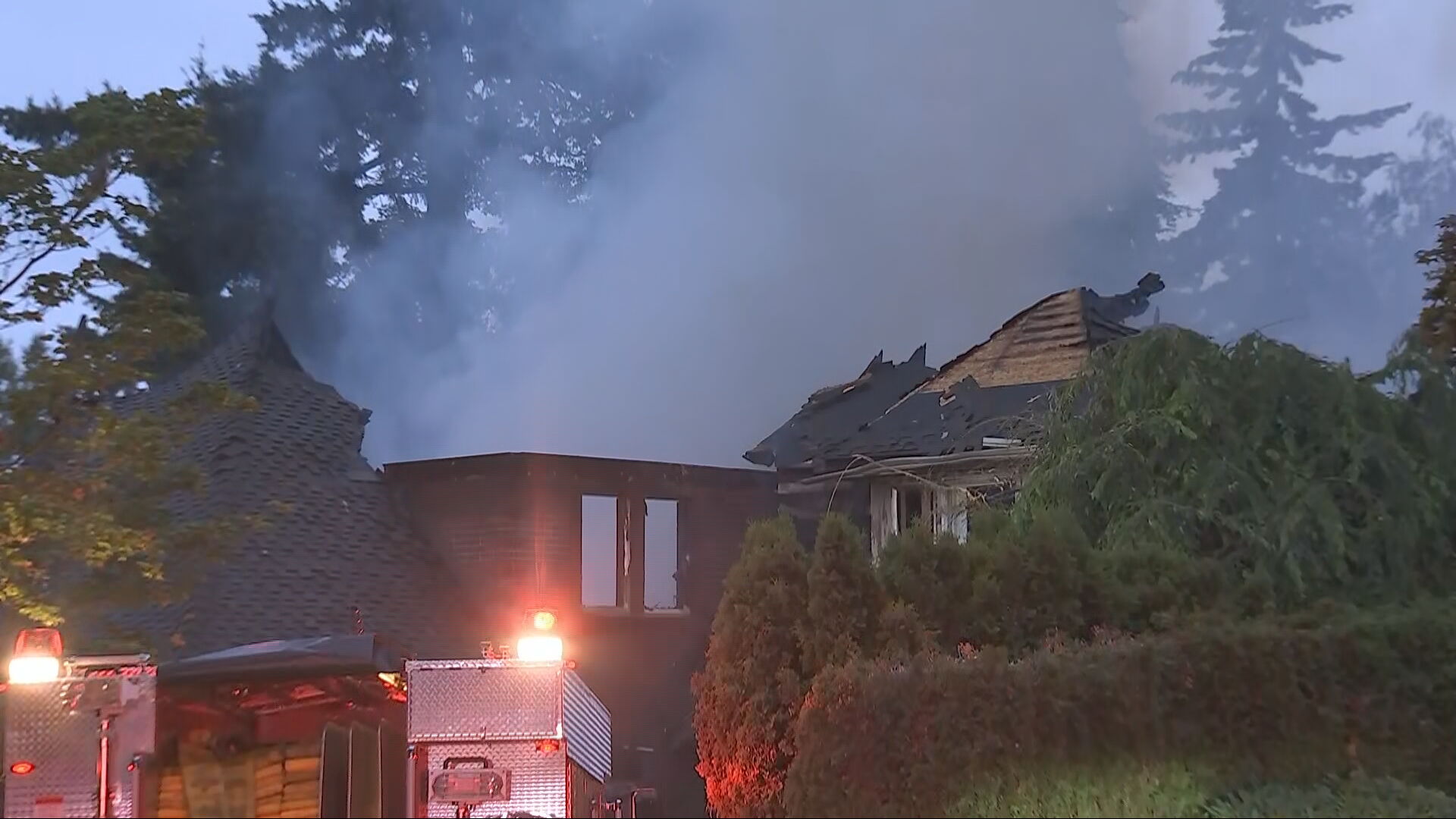 Family displaced, dog missing after Mercer Island house fire