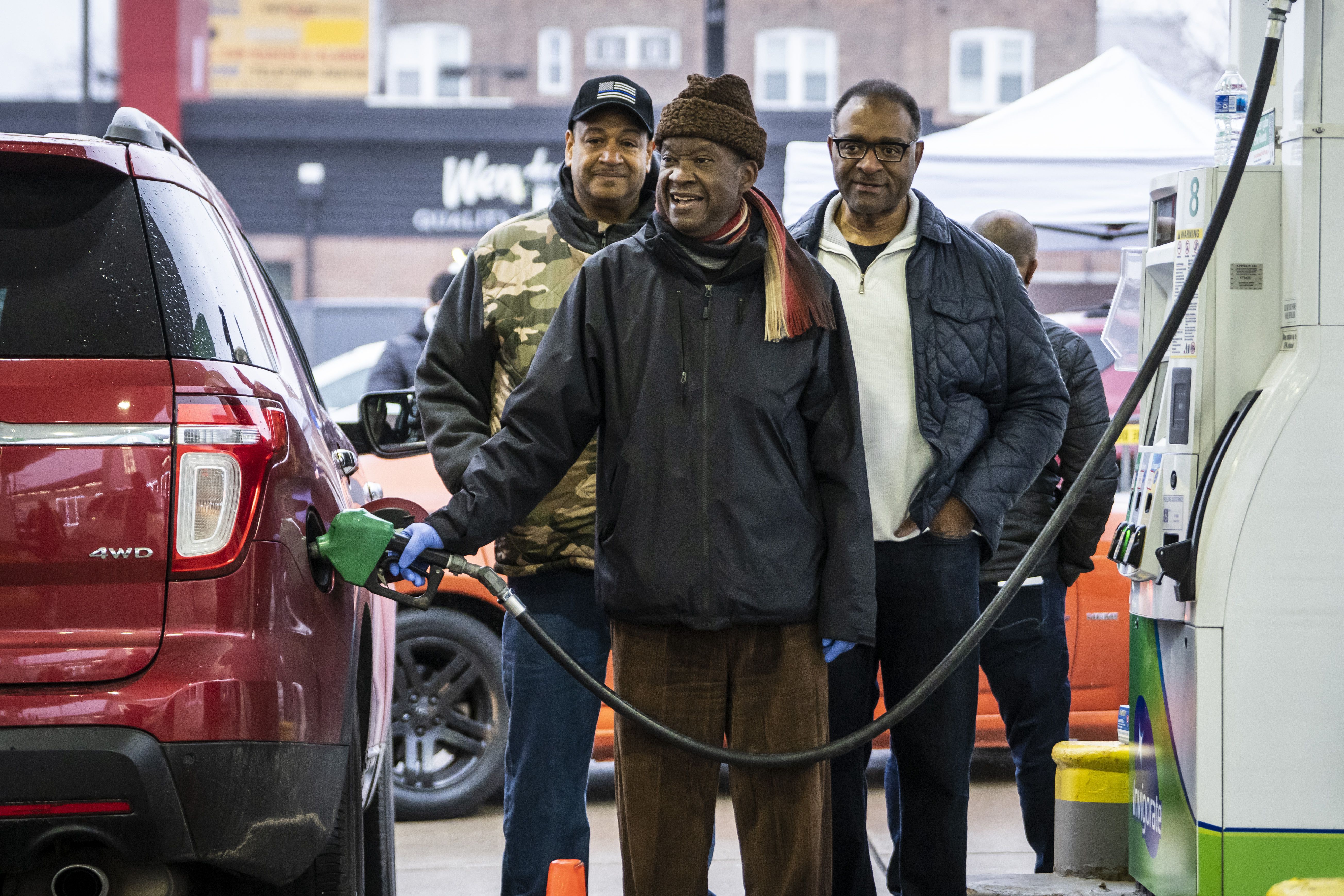 Willie Wilson's Chicago gas handout not his 1st direct charity effort