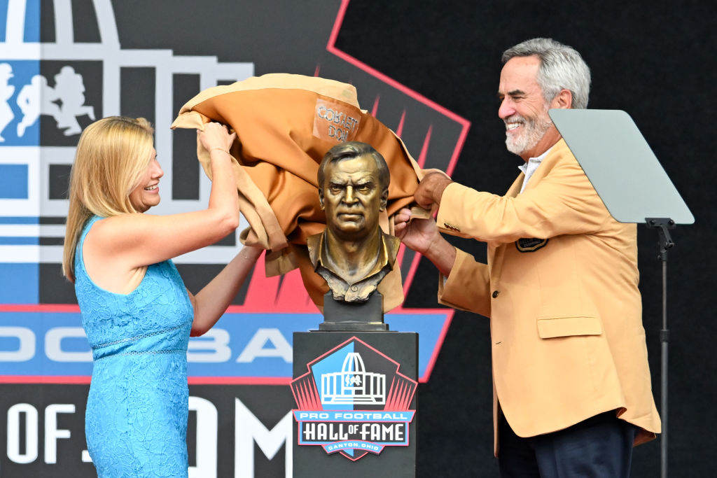 Joe Thomas' family will present the Browns lineman at HOF enshrinement 