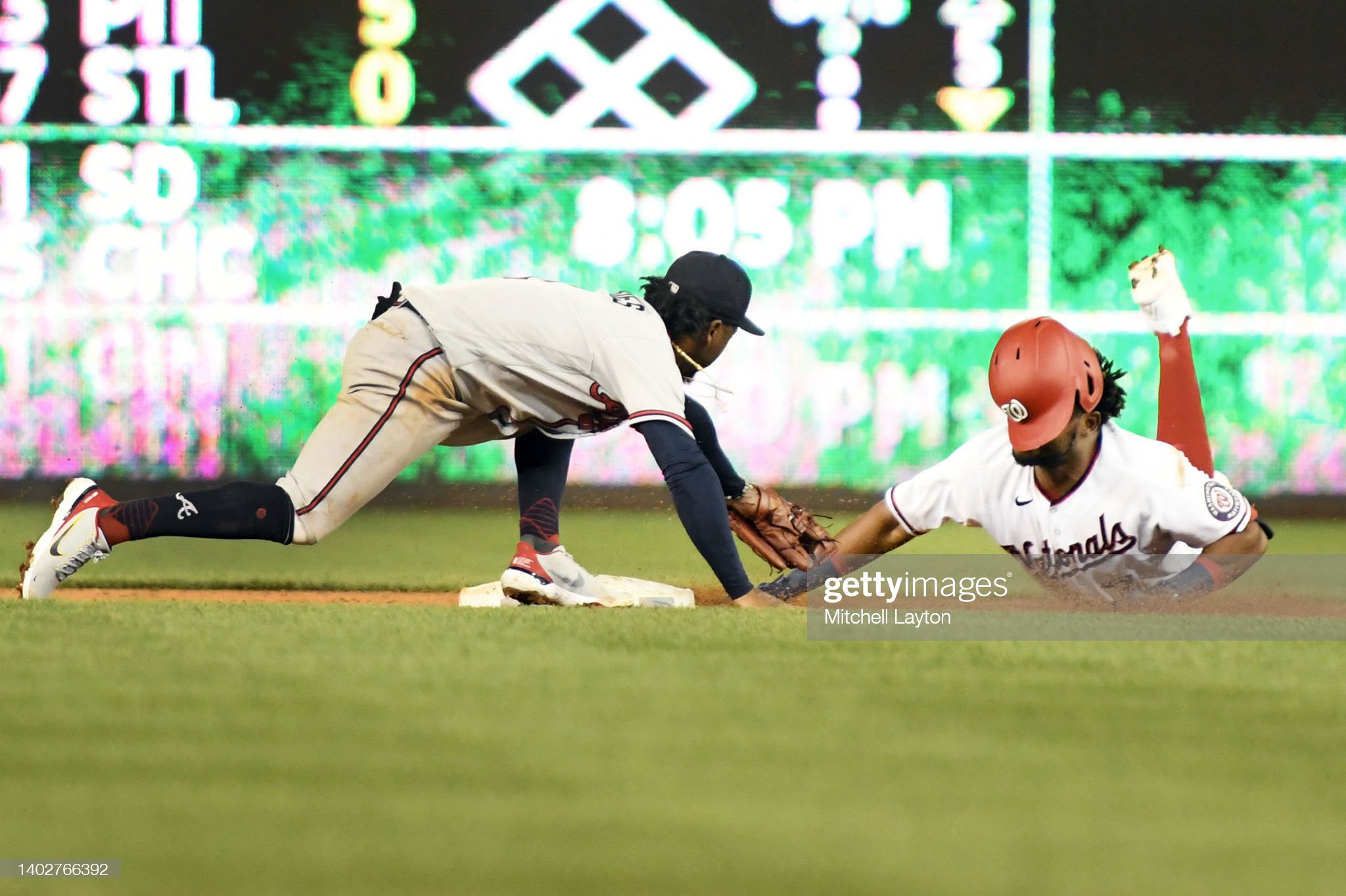 Braves' Ozzie Albies fractures left foot vs. Nationals