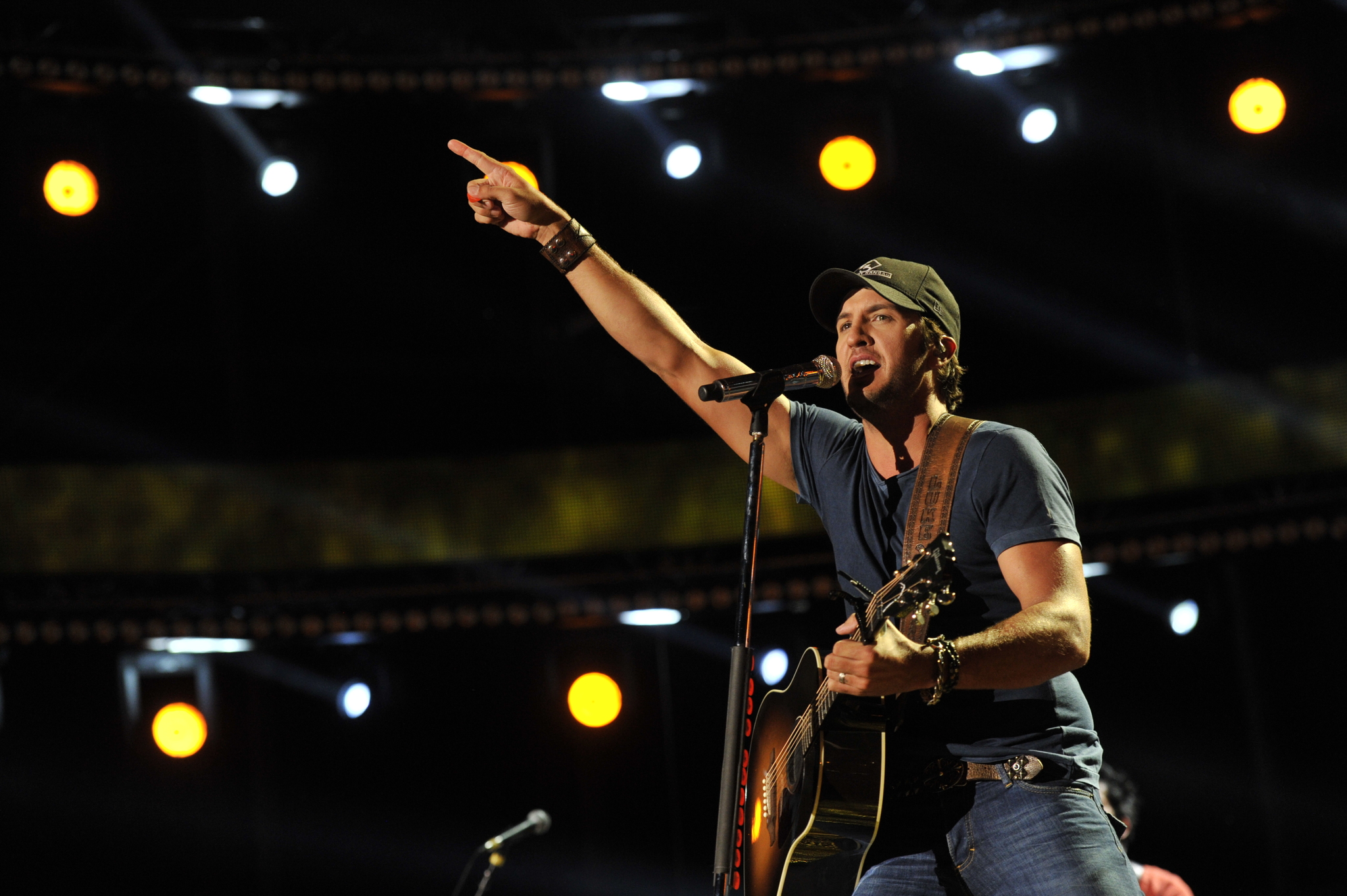 WATCH: Luke Bryan Brings 7-Year-Old Fan On Stage To Sing Duet With Him ...