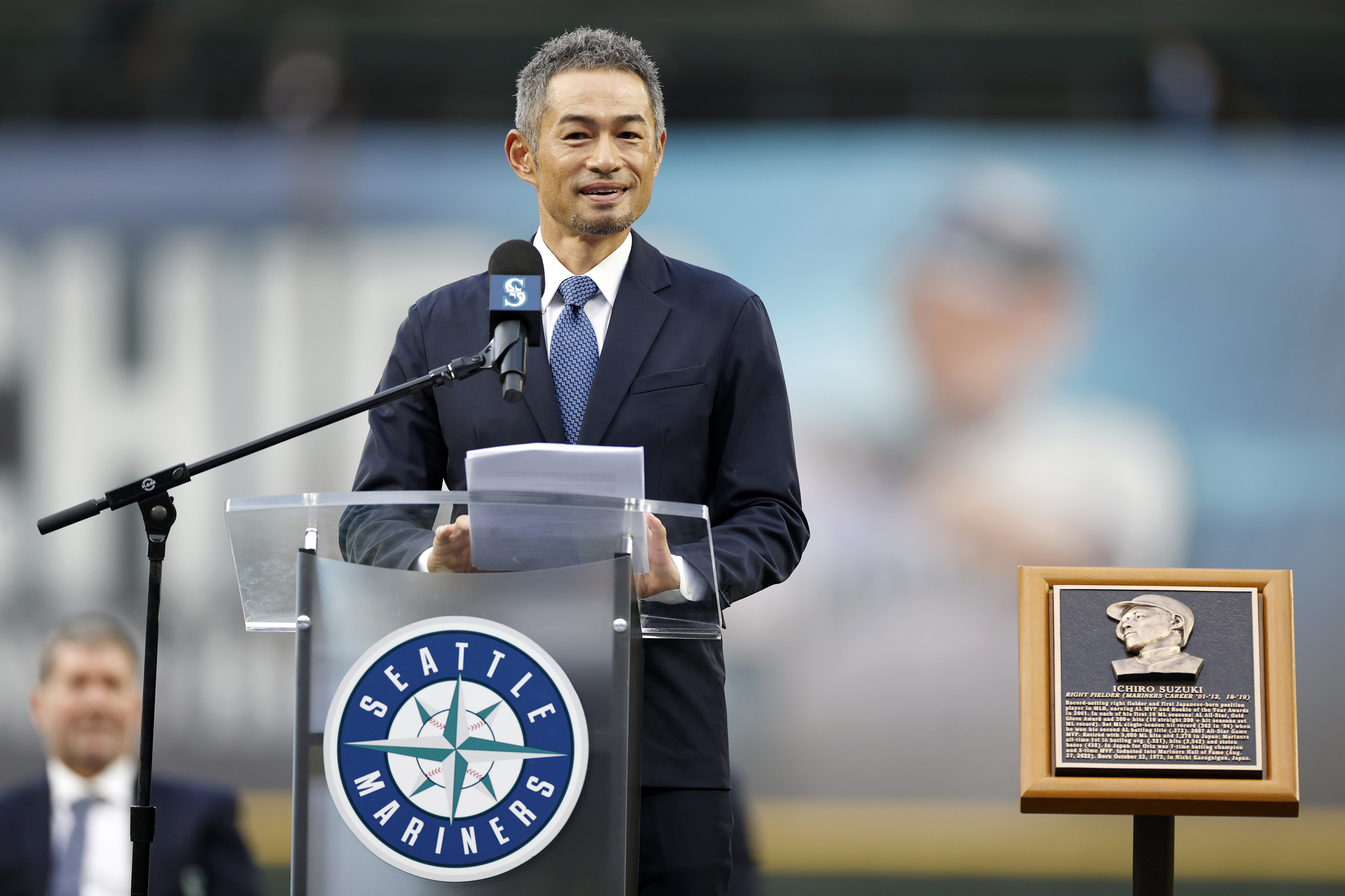 Ichiro thanks Mariners fans in English during pregame ceremony