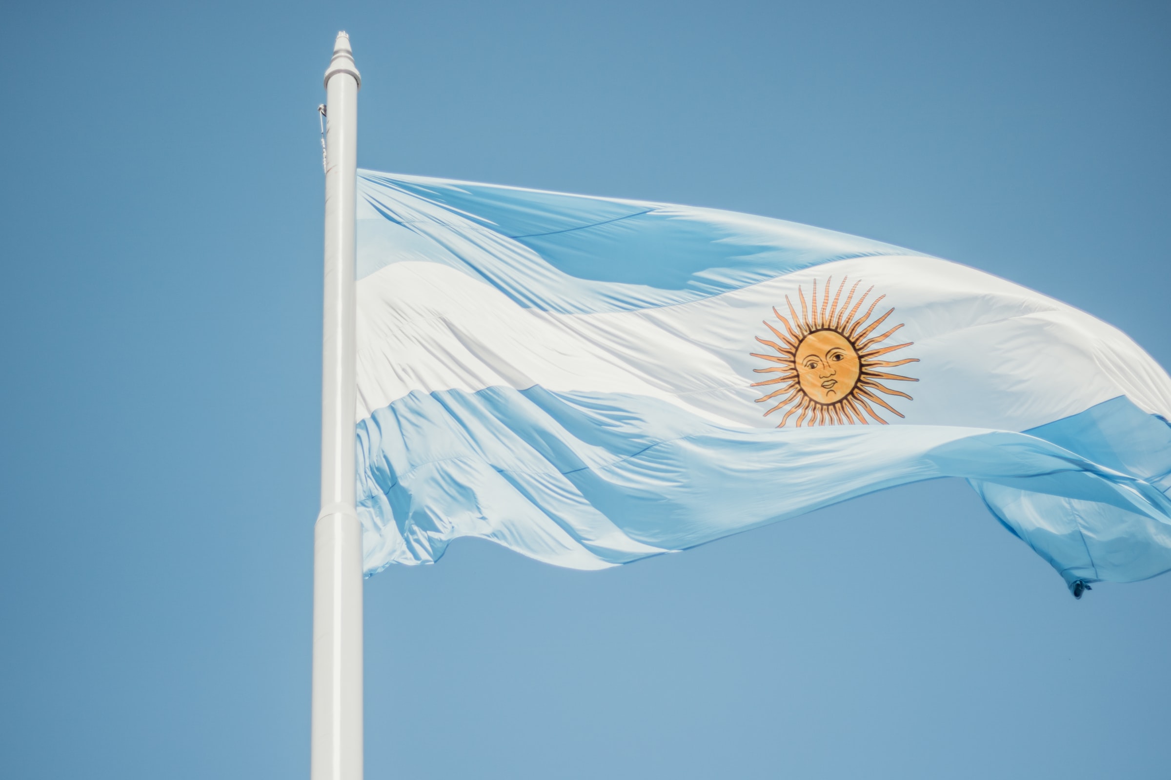Argentines Take Refuge in Stablecoins After Economy Minister Resignation