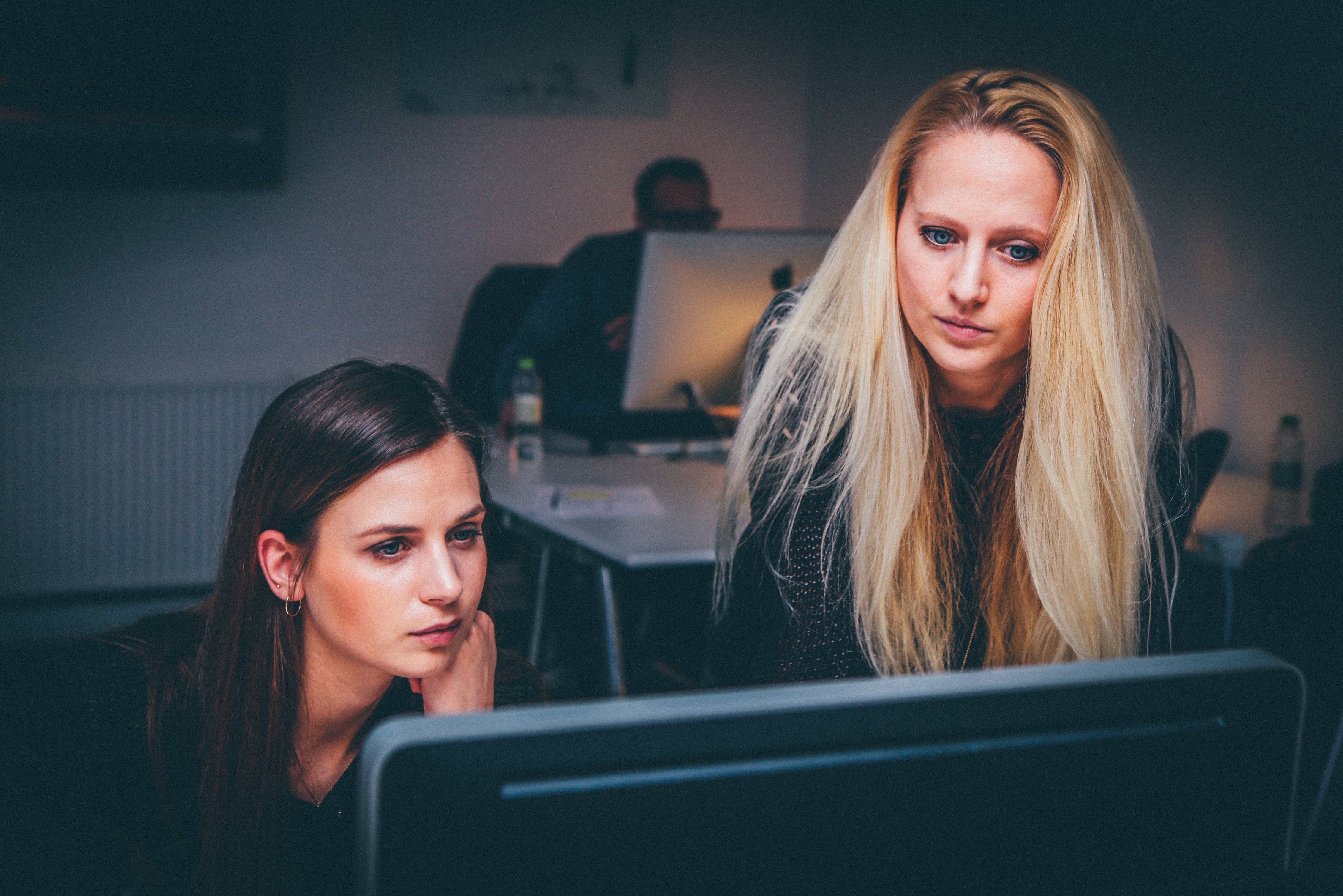 Mujeres trabajando frente al PC