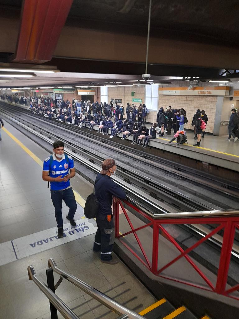 Manifestantes impidieron el avance de trenes en la estación Santa Ana de Metro.