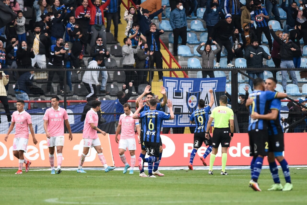 Huachipato celebra su victoria ante la UC, con gol de Montes. FOTO: AGENCIAUNO