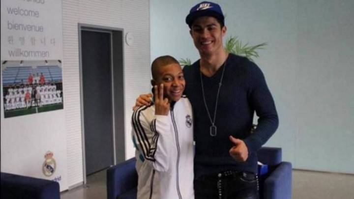 El niño Kylian Mbappé, realizando la misma pose con que festejó su doblete ante Polonia, y Cristiano Ronaldo.