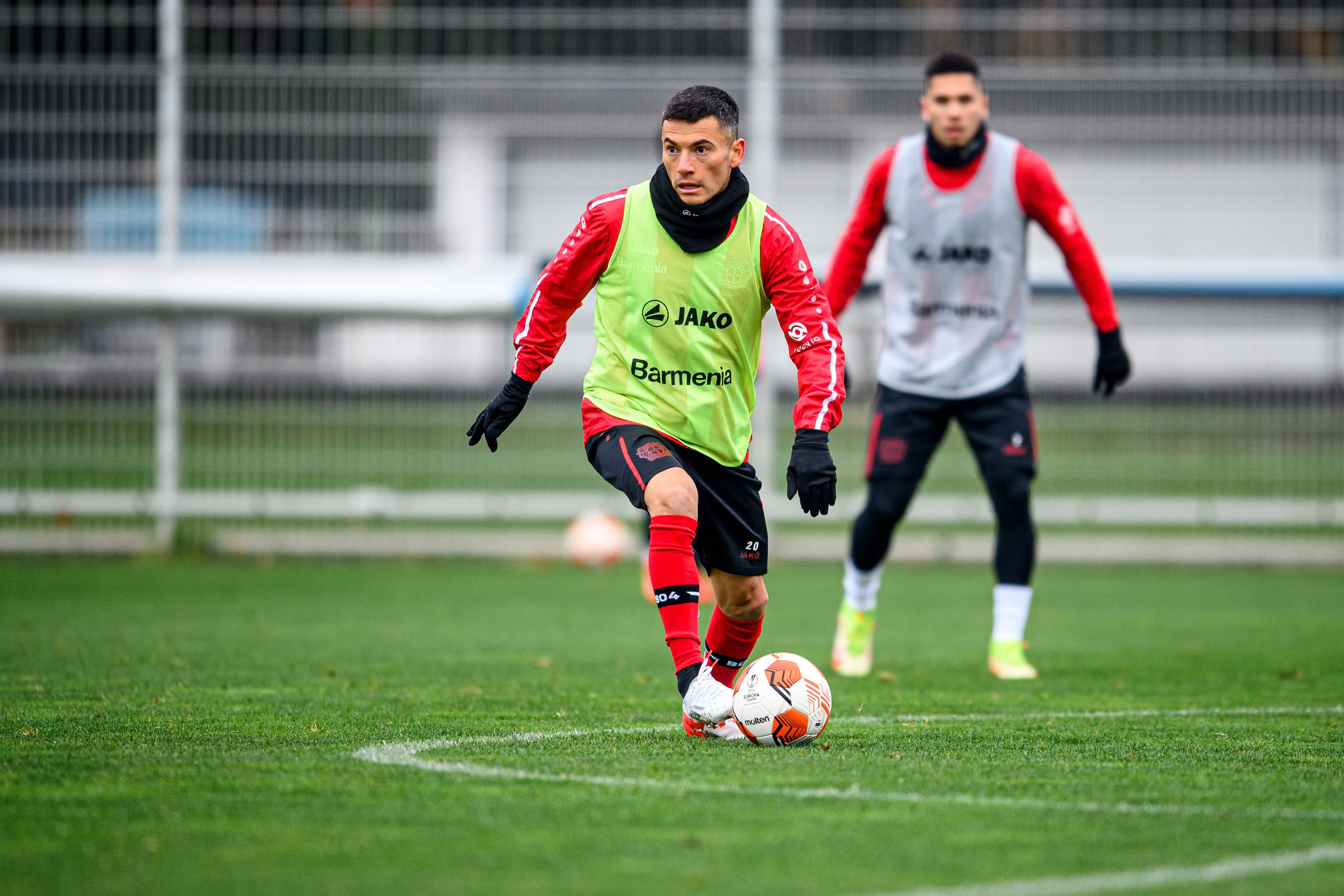 Charles Aránguiz, en su reaparición en los entrenamientos del Bayer Leverkusen.