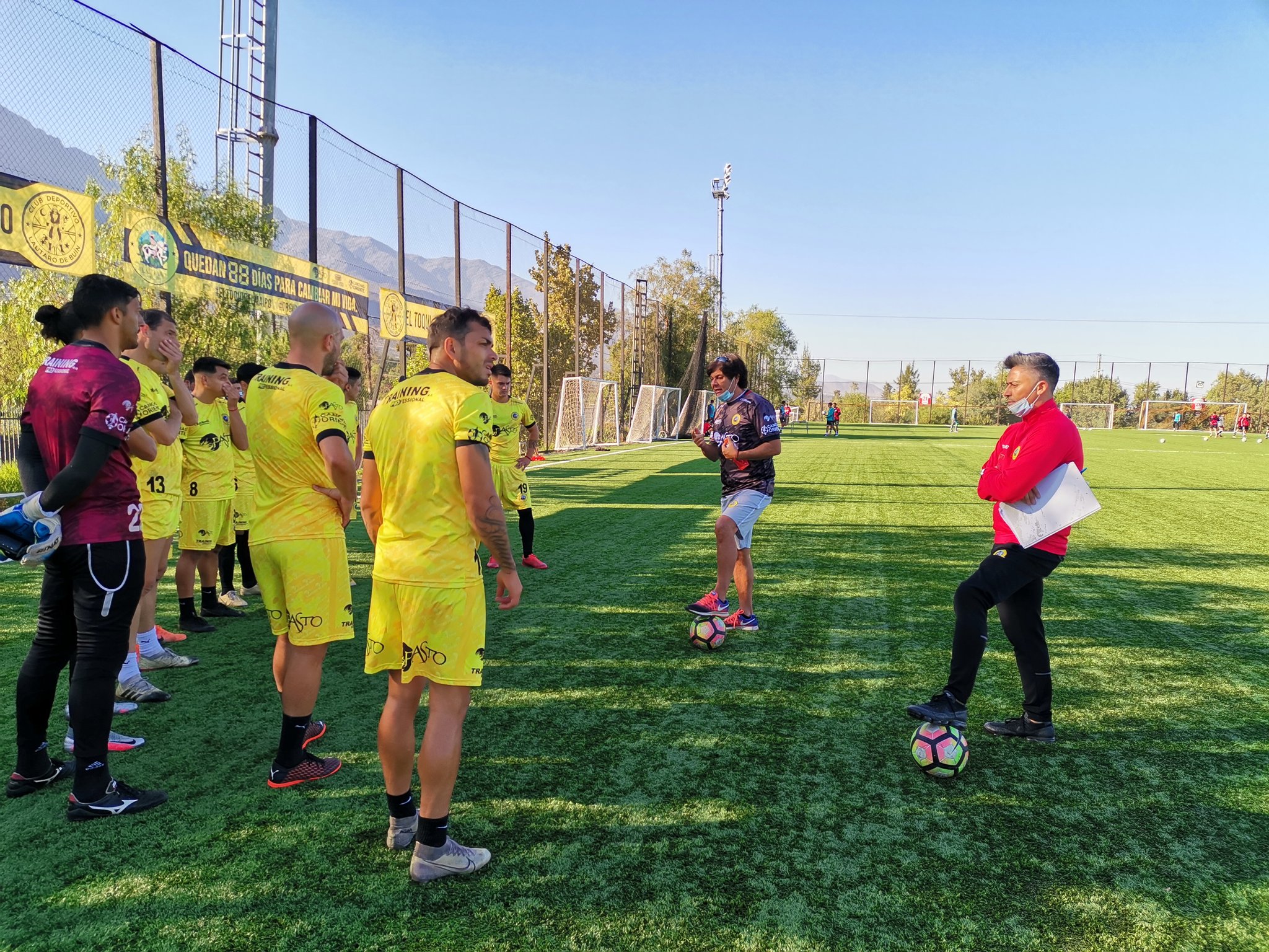 El plantel profesional de Lautaro de Buin durante un entrenamiento. Foto: @LautaroDeBuin / Twitter.