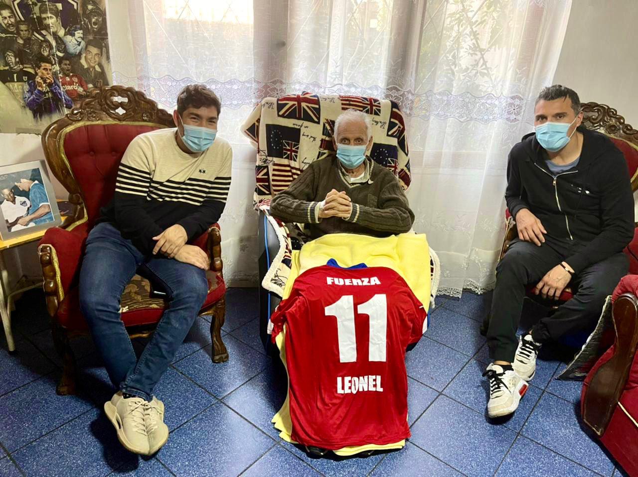 Leonel Sánchez recibe a Gamadiel García, en su hogar.