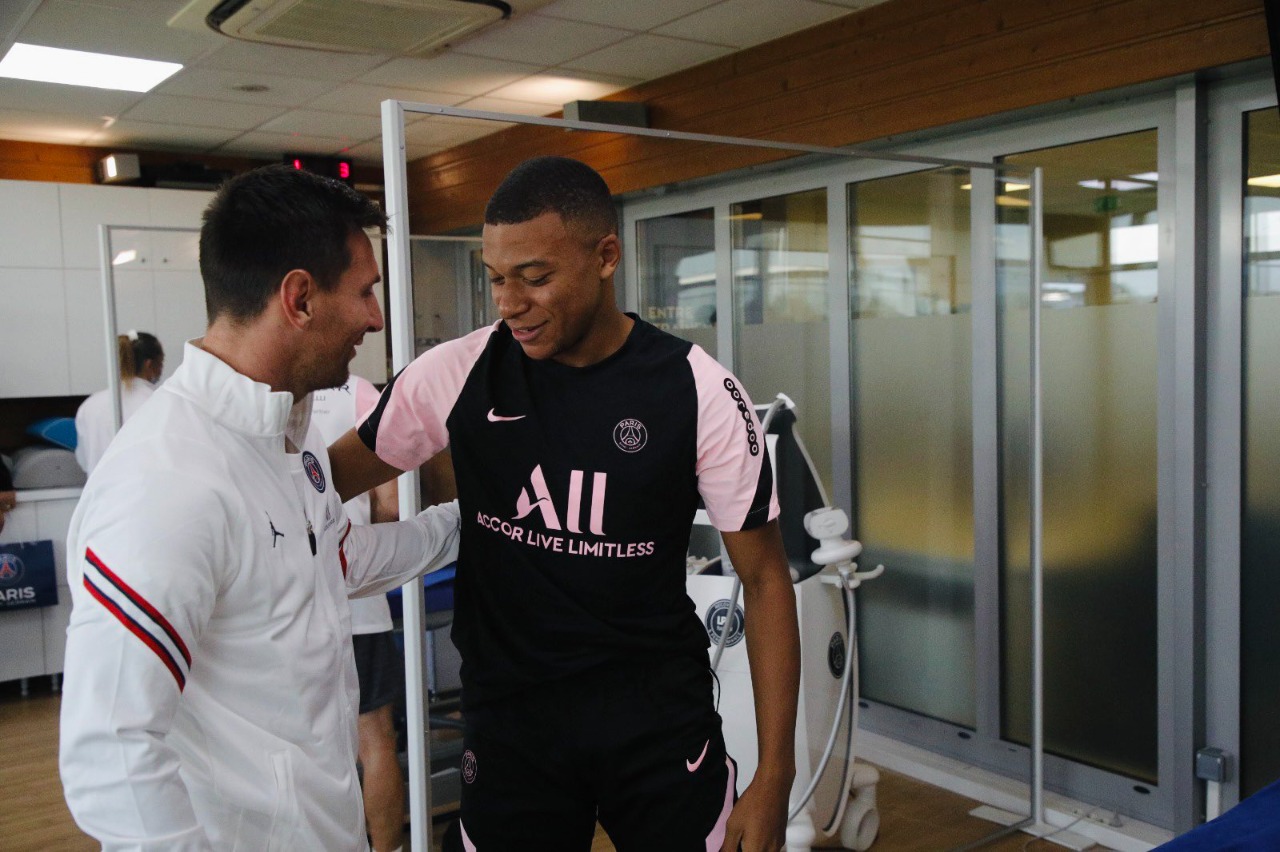 La bienvenida de Mbappé a Messi