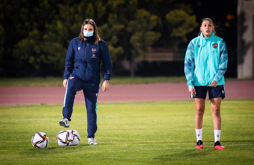 María Pry, durante su gestión como entrenadora del Levante.