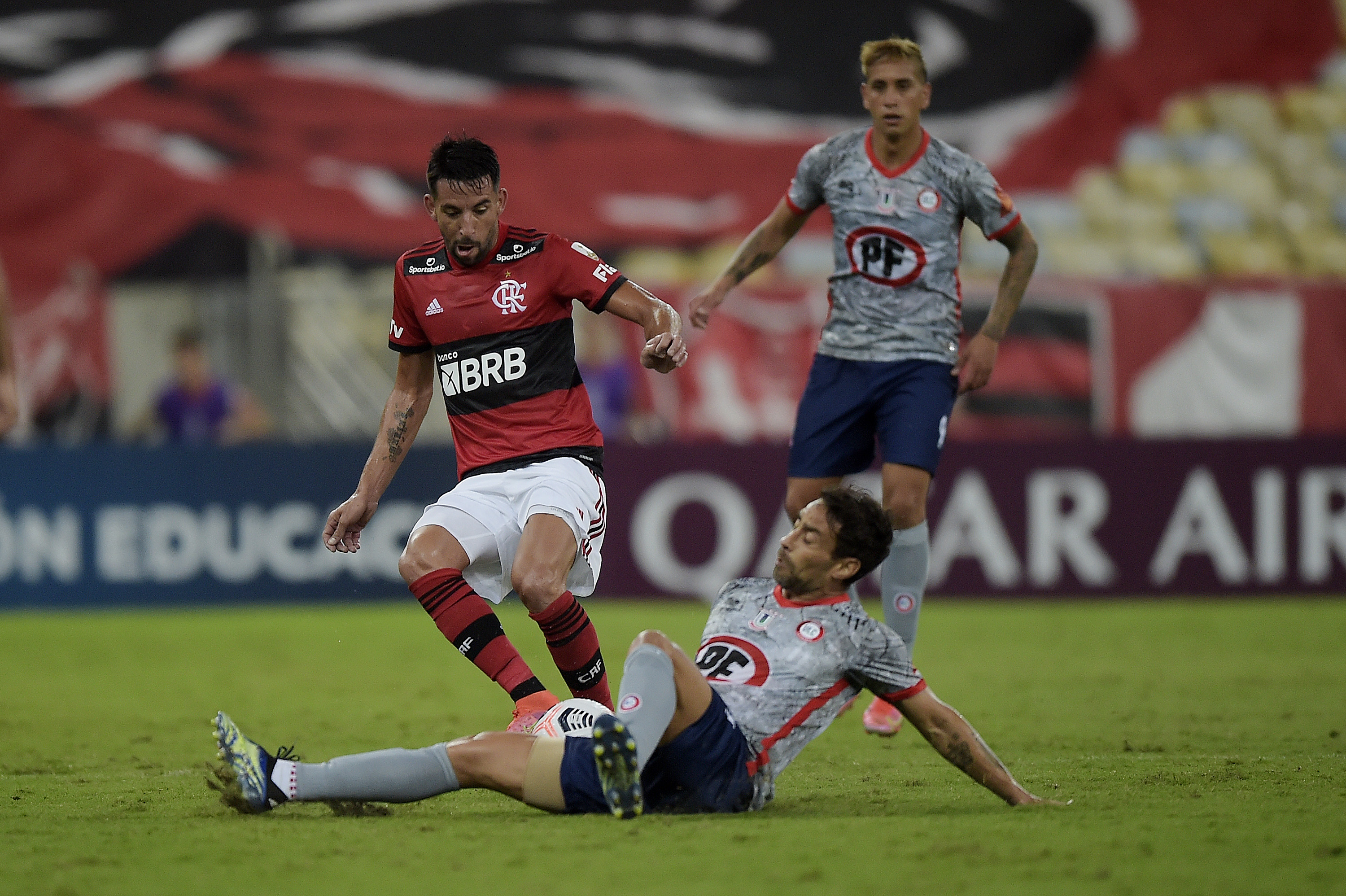 Mauricio Isla é anunciado em novo clube na América do Sul