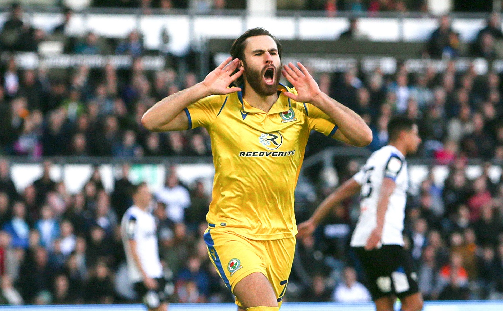 Brereton celebra uno de sus goles ante el Derby Country. FOTO: @Rovers / Twitter.