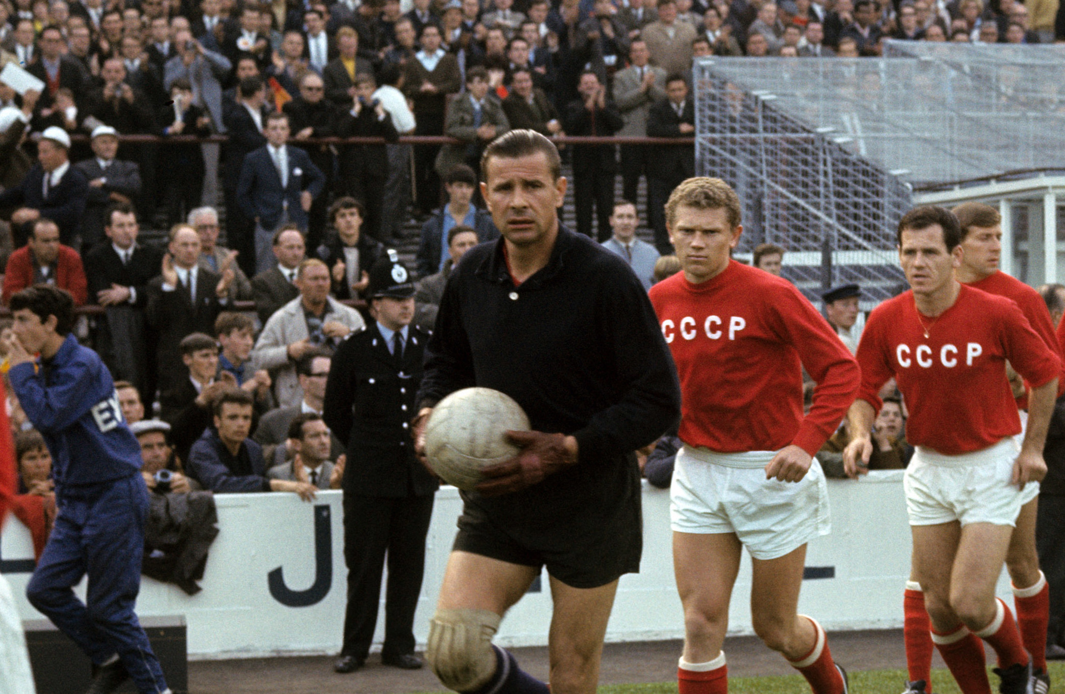 22 de octubre: nace Lev Yashin, el arquero soviético que vivió una  pesadilla con Leonel Sánchez en 1962 - La Tercera