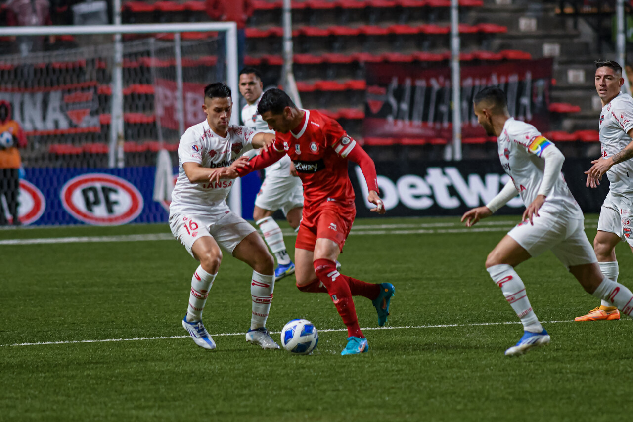 Unión La Calera y Ñublense se miden en el cierre de la jornada dominical.