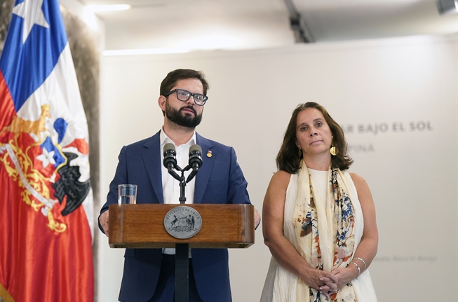 Gabriel Boric, presidente de la República, junto a la canciller Antonia Urrejola.