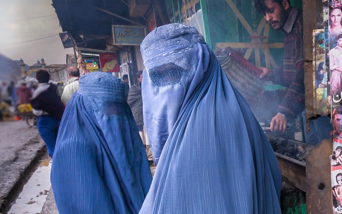 Mujeres afganas piden al mundo “presionar” a los talibanes para que no las  “borren” de la sociedad - La Tercera