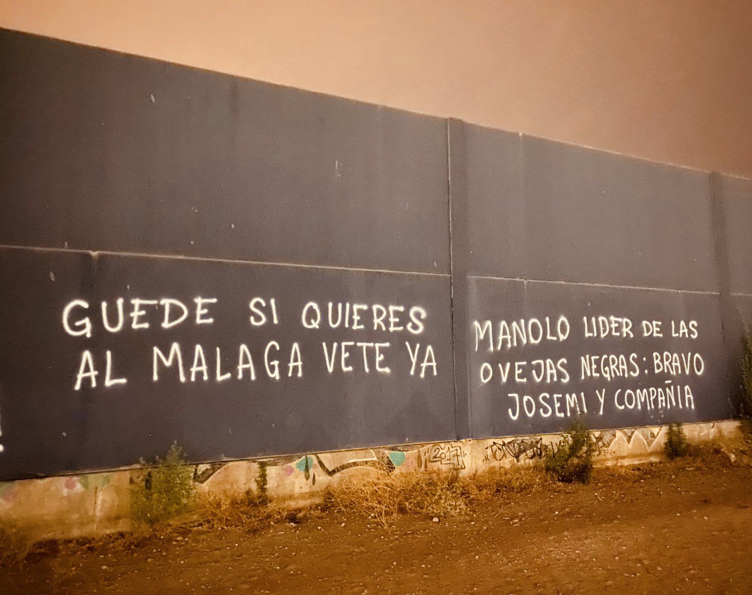 Los hinchas del Málaga piden la salida de Pablo Guede tras el mal arranque en el ascenso español.