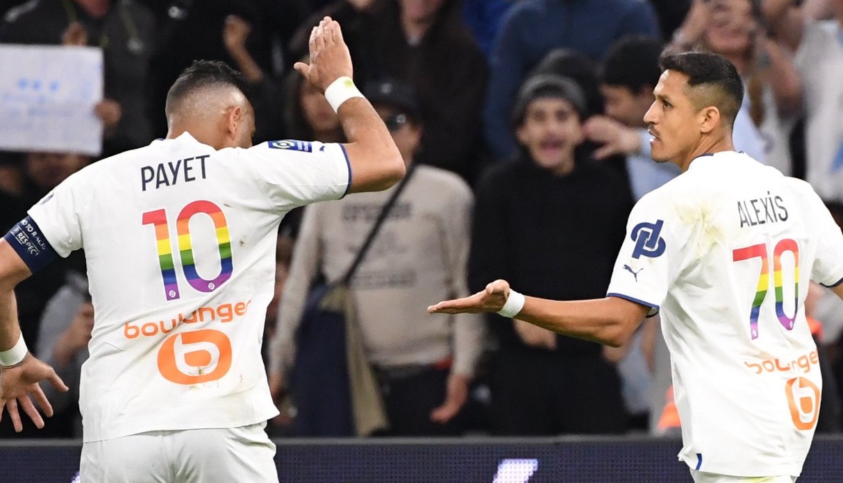 Alexis Sánchez festeja junto a Dimitri Payet.