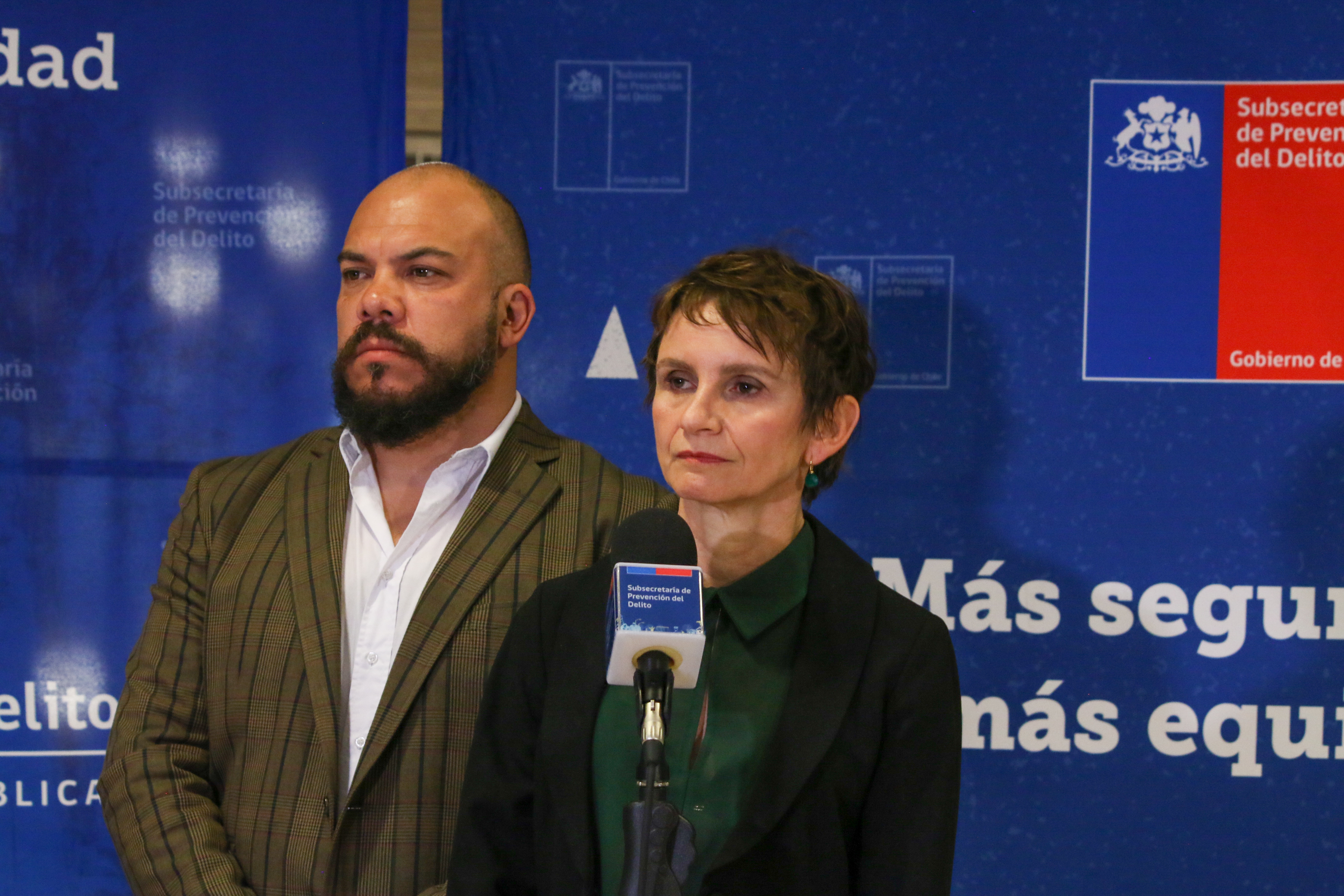 La Vicepresidenta de la República, Carolina Tohá, y el Subsecretario de Prevención del Delito, Eduardo Vergara, quien además es el Secretario Ejecutivo de la Reforma a Carabineros, encabezan la primera sesión de la Unidad Consultiva para la Reforma a Carabineros, a la cual asisten el General Director de Carabineros, Ricardo Yáñez; el Presidente de la Comisión de Seguridad Pública del Senado, Senador José Miguel Insulza; el Presidente de la Comisión de Seguridad Ciudadana de la Cámara de Diputadas y Diputados, Diputado Raúl Leiva; la Presidenta de la Asociación Chilena de Municipalidades, Alcaldesa Carolina Leitao.