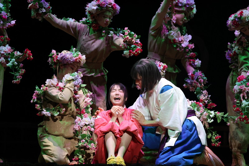 La obra de teatro basada en “El viaje de Chihiro” luce impresionante - La  Tercera