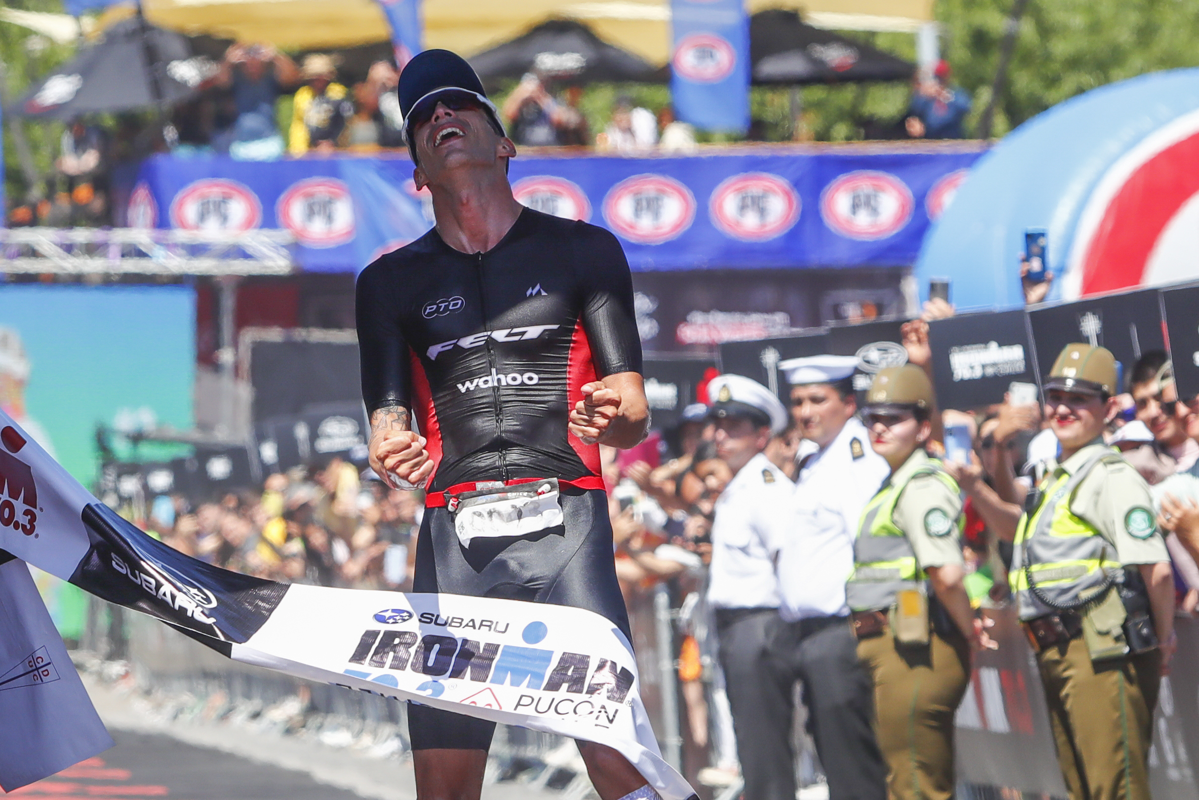 Martín Ulloa cruza la meta del Subaru Ironman 70.3.